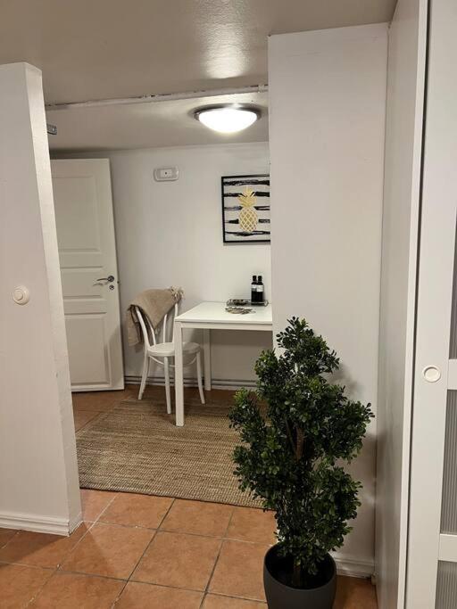 Kaellarlaegenhet Oergryte Apartment *